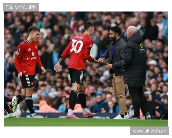 曼联战术混乱与更衣室矛盾加剧,豪门根基面临考验 曼联战术混乱与更衣室矛盾加剧,豪门根基面临考验
